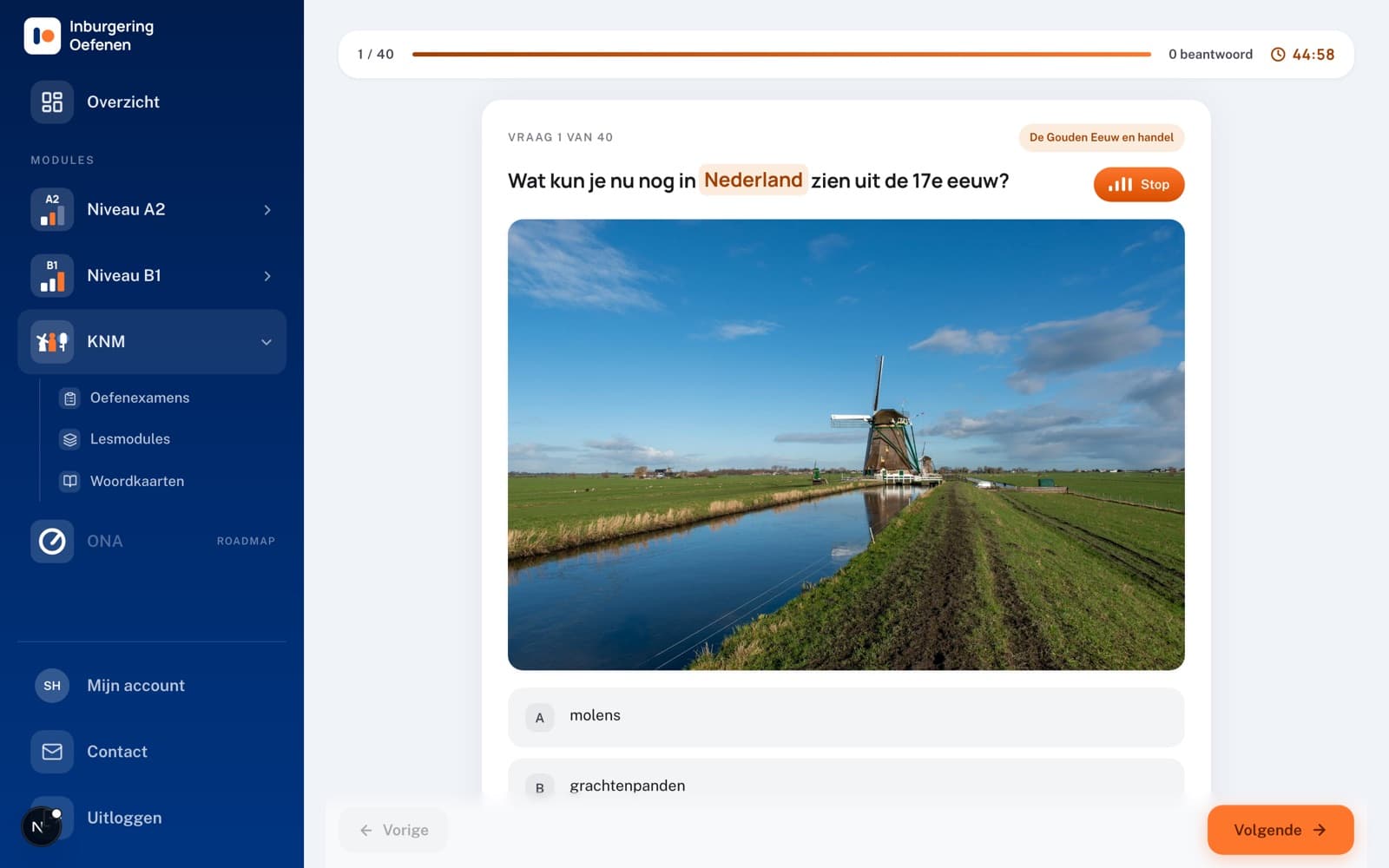 Een KNM-oefenexamen in het portaal: vraag 1 van 40, met foto, antwoordopties, de klok en de voorleesknop.