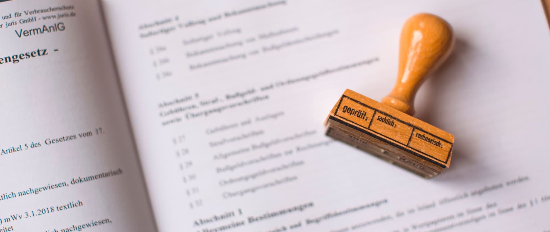 Een houten stempel op een opengeslagen document